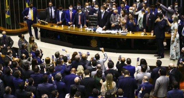 Será que política importa tanto assim no Brasil?